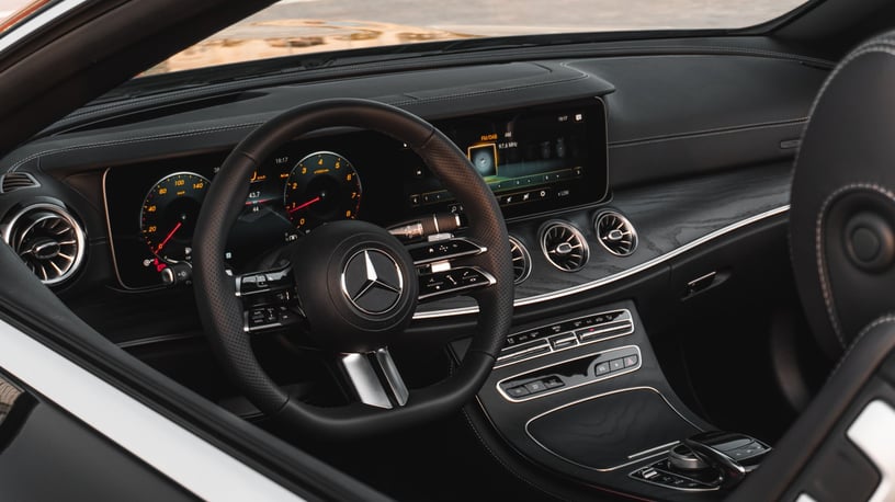 Mercedes E200 (Черный), 2023 для аренды в Абу-Даби