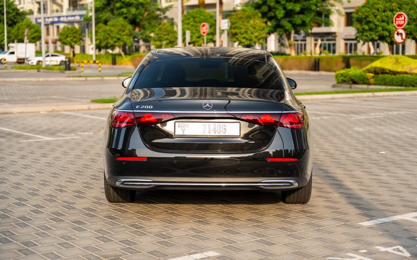Mercedes E200 (Zwart), 2025 te huur in Ras Al Khaimah