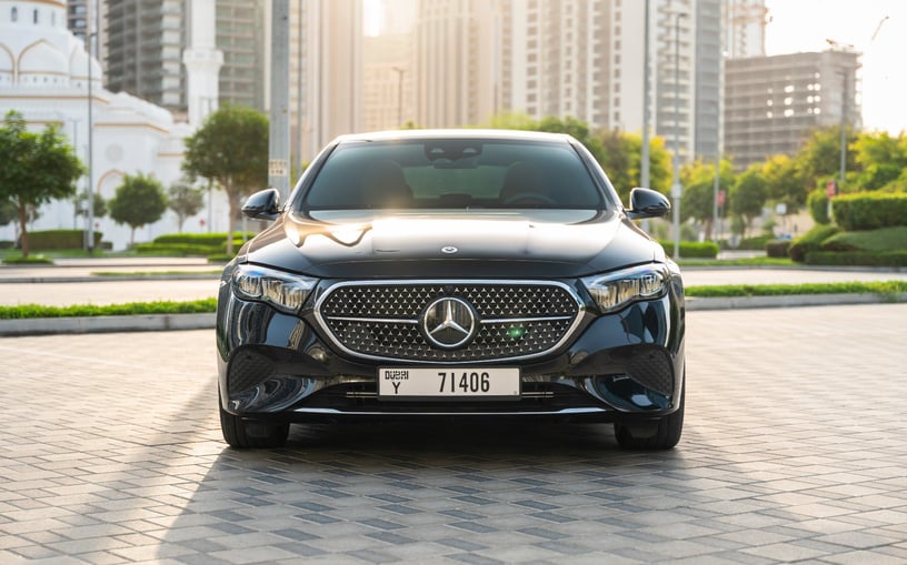Mercedes E200 (Zwart), 2025 te huur in Ras Al Khaimah