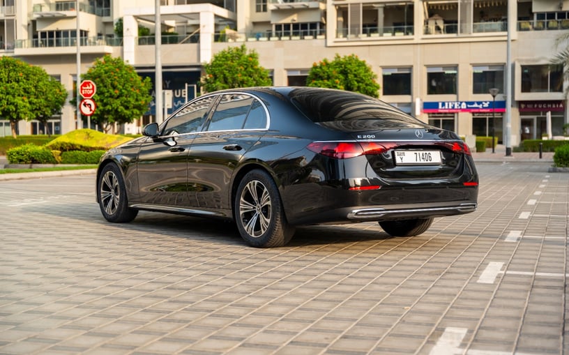 Mercedes E200 (Zwart), 2025 te huur in Ras Al Khaimah