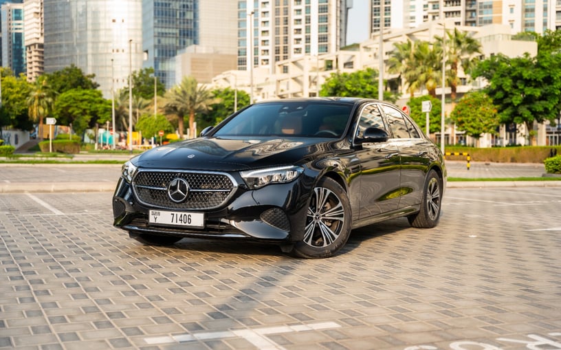 Mercedes E200 (Zwart), 2025 te huur in Ras Al Khaimah