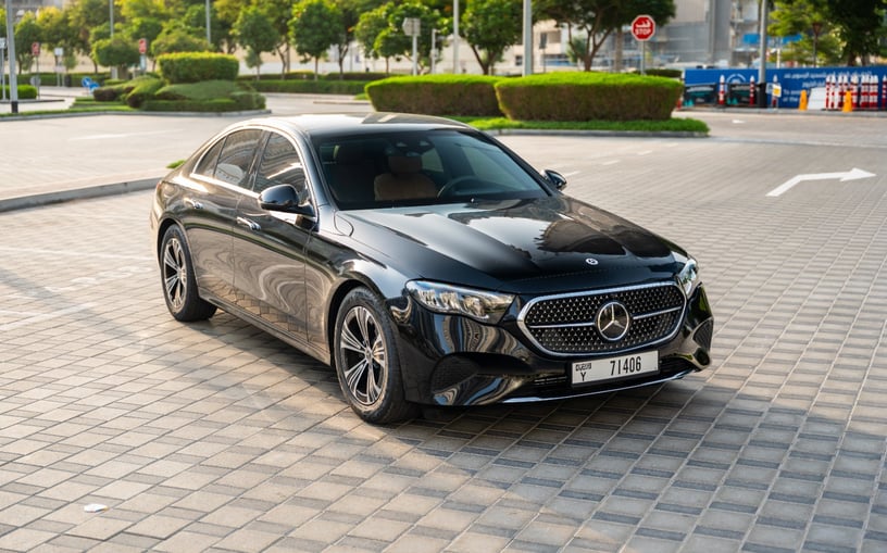 Mercedes E200 (Zwart), 2025 te huur in Ras Al Khaimah