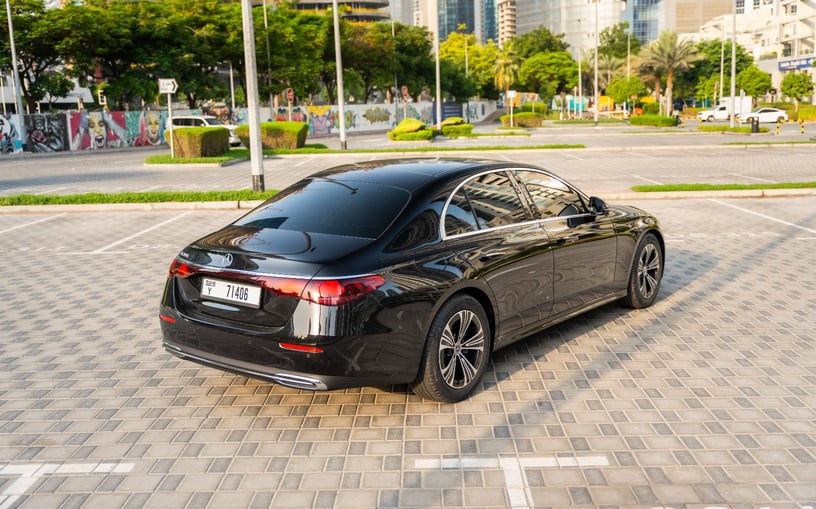 Mercedes E200 (Zwart), 2025 te huur in Ras Al Khaimah