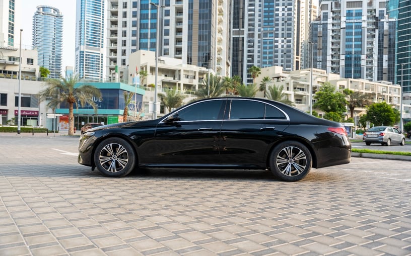 Mercedes E200 (Zwart), 2025 te huur in Ras Al Khaimah
