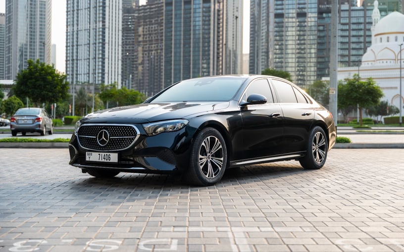 Mercedes E200 (Zwart), 2025 te huur in Ras Al Khaimah
