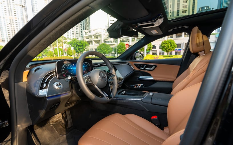 Mercedes E200 (Zwart), 2025 te huur in Ras Al Khaimah