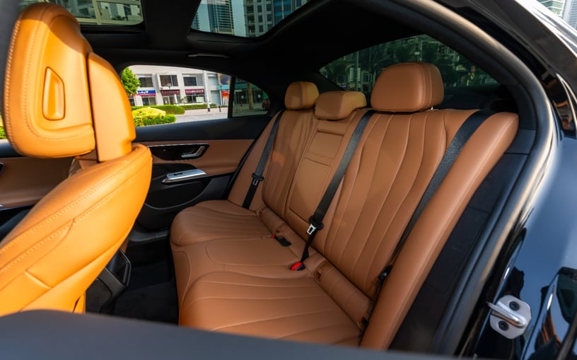 Mercedes E200 (Zwart), 2025 te huur in Ras Al Khaimah