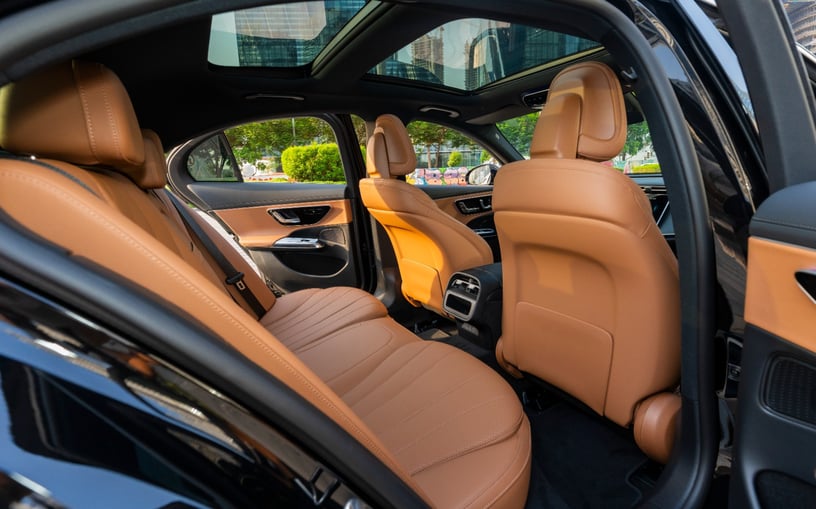 Mercedes E200 (Zwart), 2025 te huur in Ras Al Khaimah