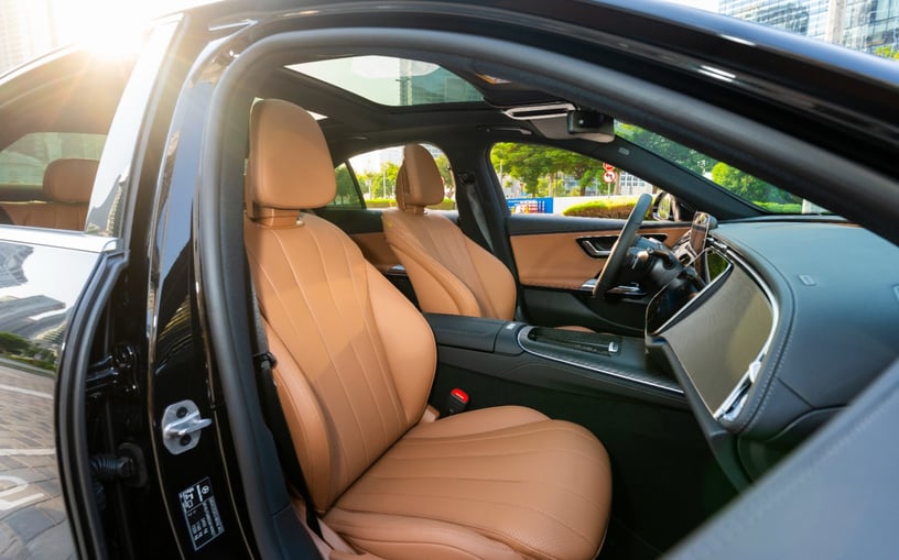 Mercedes E200 (Zwart), 2025 te huur in Ras Al Khaimah