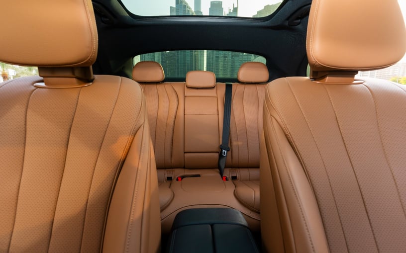 Mercedes E200 (Zwart), 2025 te huur in Ras Al Khaimah