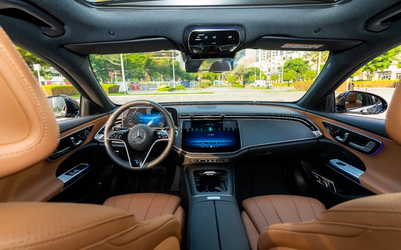 Mercedes E200 (Zwart), 2025 te huur in Ras Al Khaimah