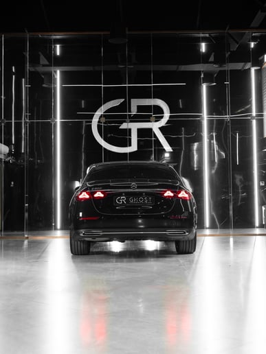 Dubai'de kiralık Mercedes E300 (Siyah), 2025