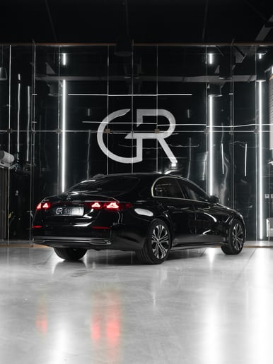Dubai'de kiralık Mercedes E300 (Siyah), 2025