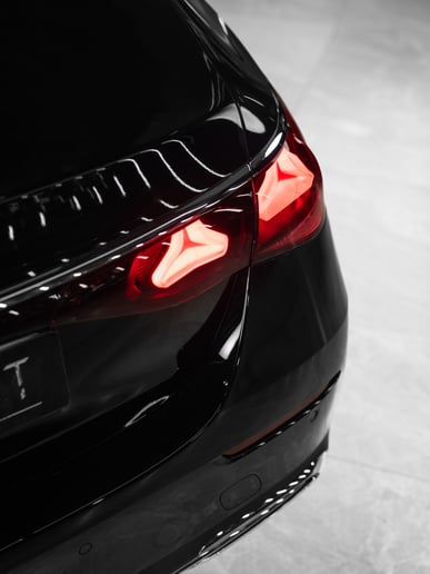 Dubai'de kiralık Mercedes E300 (Siyah), 2025