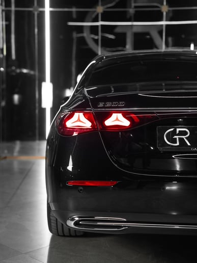 Dubai'de kiralık Mercedes E300 (Siyah), 2025