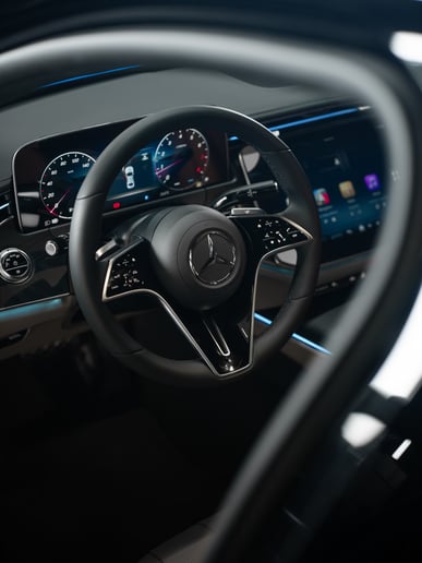 Dubai'de kiralık Mercedes E300 (Siyah), 2025