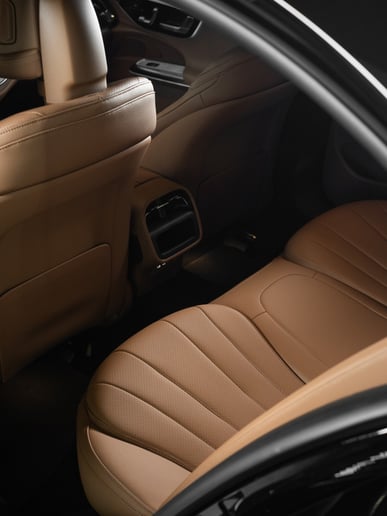Dubai'de kiralık Mercedes E300 (Siyah), 2025