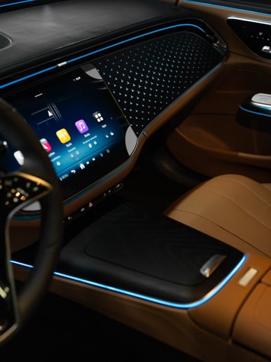 Dubai'de kiralık Mercedes E300 (Siyah), 2025