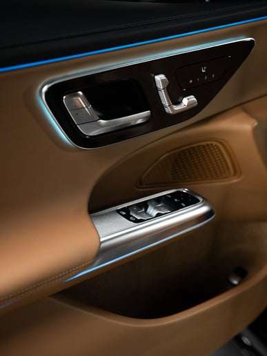 Dubai'de kiralık Mercedes E300 (Siyah), 2025