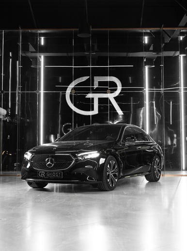 Dubai'de kiralık Mercedes E300 (Siyah), 2025