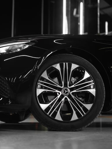 Dubai'de kiralık Mercedes E300 (Siyah), 2025