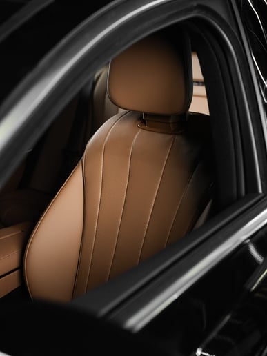 Dubai'de kiralık Mercedes E300 (Siyah), 2025