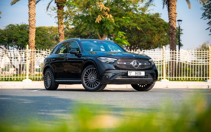Mercedes GLC 200 SUV (Zwart), 2024 te huur in Sharjah