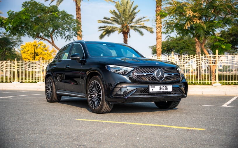 Mercedes GLC 200 SUV (Zwart), 2024 te huur in Sharjah