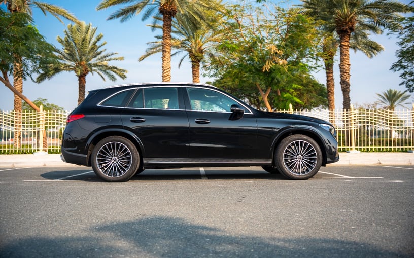 Mercedes GLC 200 SUV (Zwart), 2024 te huur in Sharjah