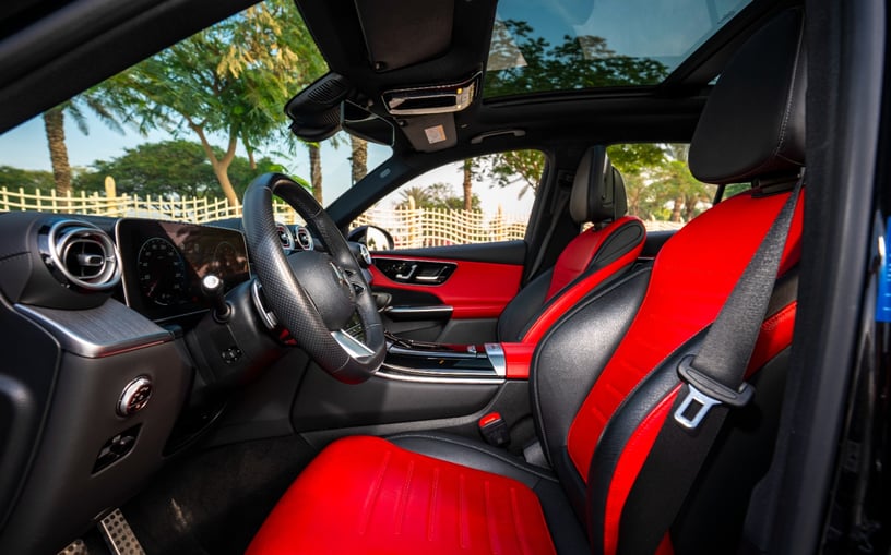 Mercedes GLC 200 SUV (Zwart), 2024 te huur in Sharjah