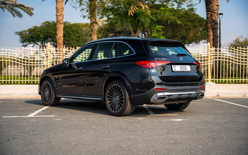 Mercedes GLC 200 SUV (Zwart), 2024 te huur in Sharjah