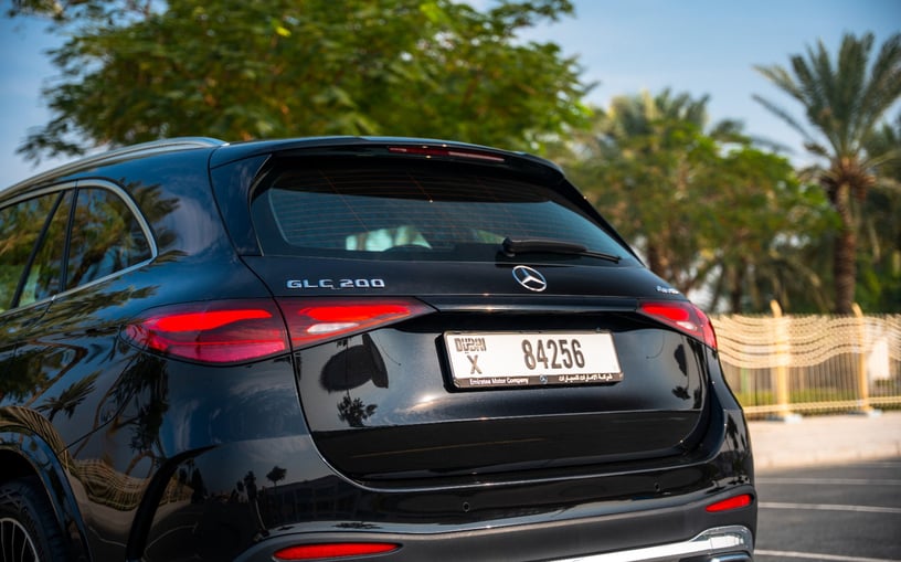 Mercedes GLC 200 SUV (Zwart), 2024 te huur in Sharjah