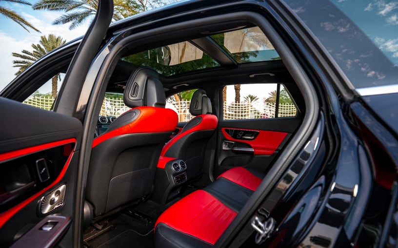 Mercedes GLC 200 SUV (Zwart), 2024 te huur in Sharjah