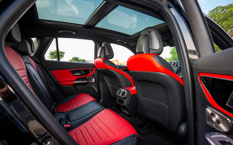 Mercedes GLC 200 SUV (Zwart), 2024 te huur in Sharjah