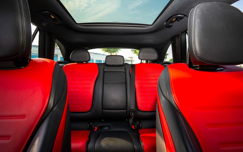 Mercedes GLC 200 SUV (Zwart), 2024 te huur in Sharjah
