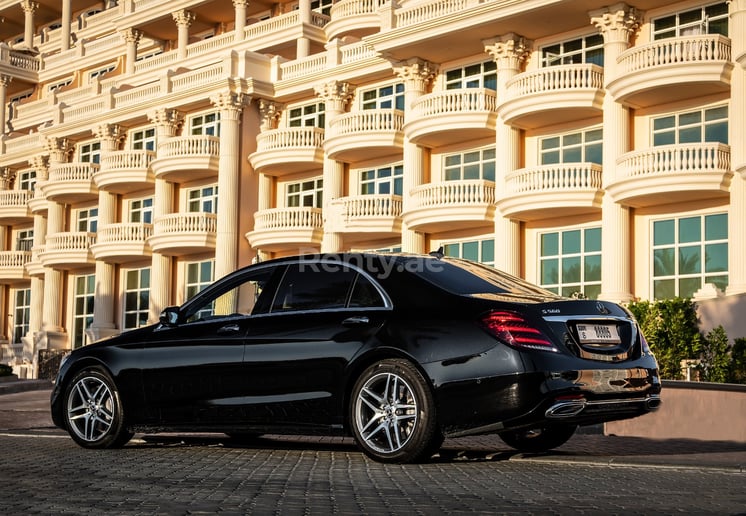 Dubai'de kiralık Mercedes S 560 4matic (Siyah), 2019