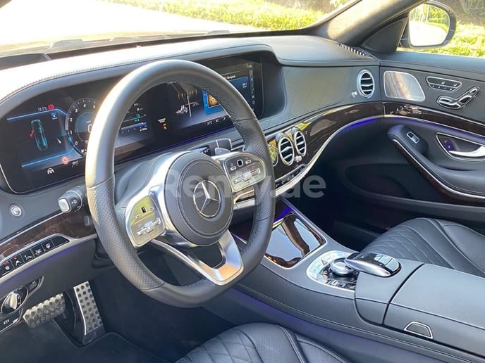 Dubai'de kiralık Mercedes S 560 4matic (Siyah), 2019