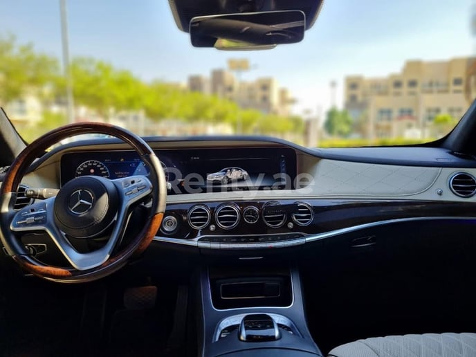 إيجار مرسيدس S 560 (أسود), 2019 في دبي