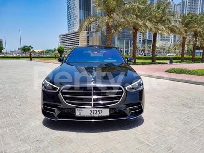 Mercedes S500 (Zwart), 2021 te huur in Dubai