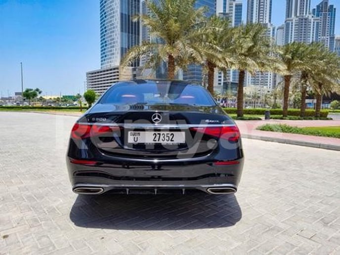 Mercedes S500 (Zwart), 2021 te huur in Dubai