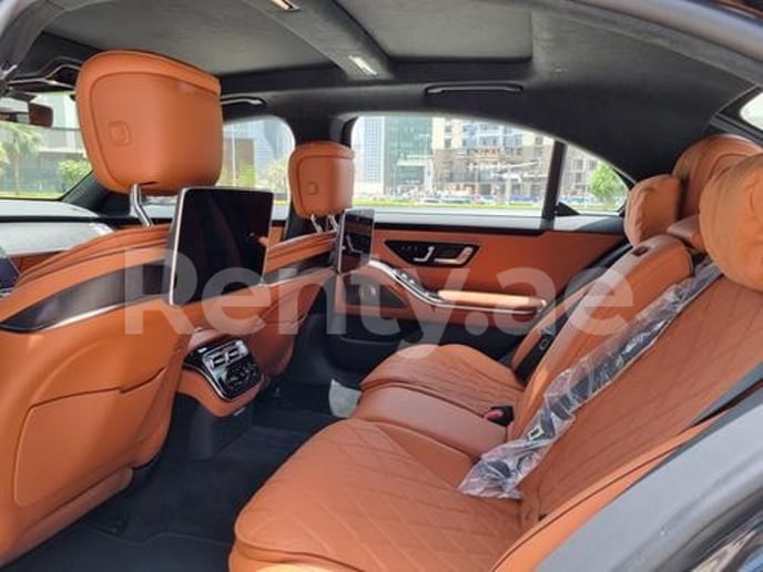 Mercedes S500 (Zwart), 2021 te huur in Dubai
