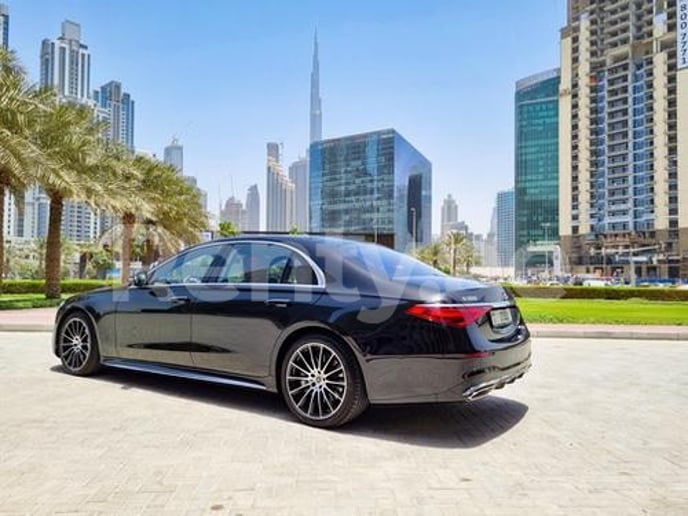 Mercedes S500 (Zwart), 2021 te huur in Dubai