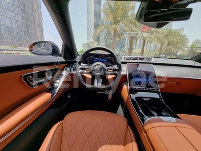 Mercedes S500 (Zwart), 2021 te huur in Dubai