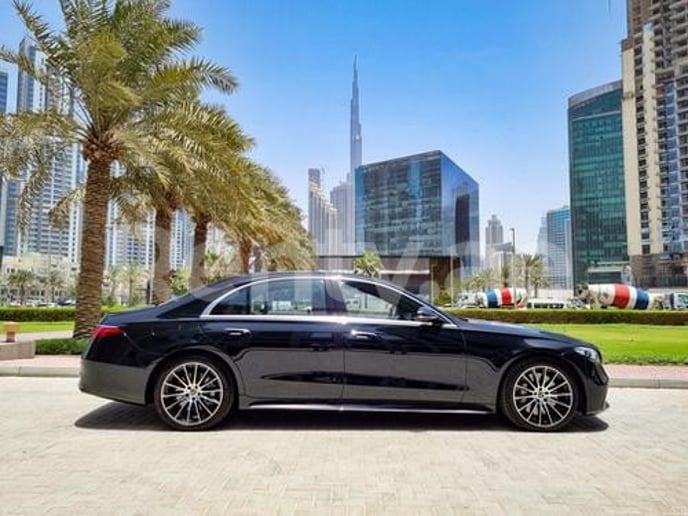 Mercedes S500 (Zwart), 2021 te huur in Dubai