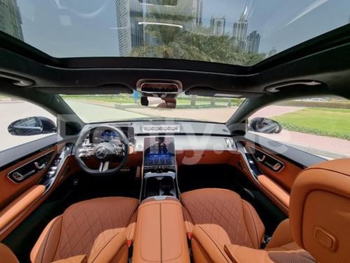 Mercedes S500 (Zwart), 2021 te huur in Dubai