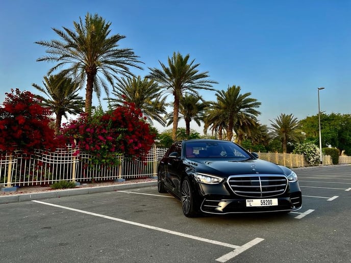 Mercedes S500 (Negro), 2022 para alquiler en Dub&aacute;i