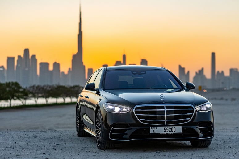 Mercedes S500 (Negro), 2022 para alquiler en Dub&aacute;i