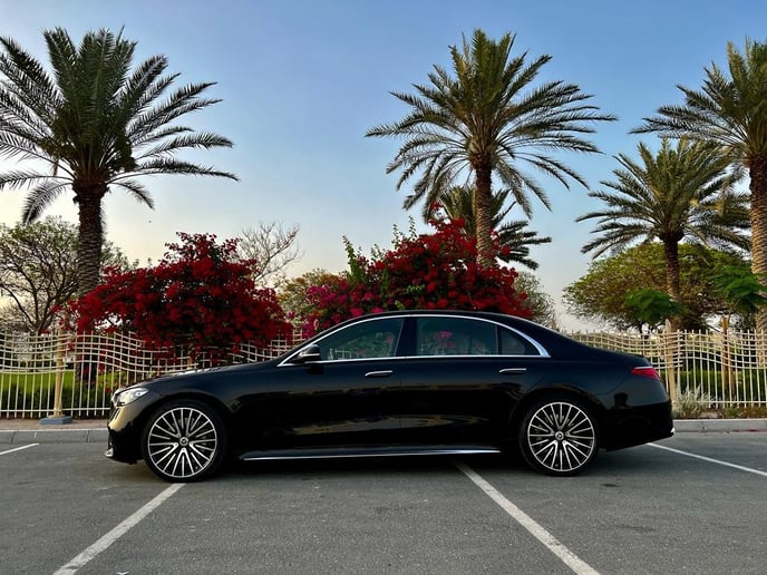 Mercedes S500 (Negro), 2022 para alquiler en Dub&aacute;i