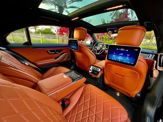 Mercedes S500 (Negro), 2022 para alquiler en Dub&aacute;i