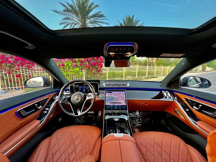 Mercedes S500 (Negro), 2022 para alquiler en Dub&aacute;i